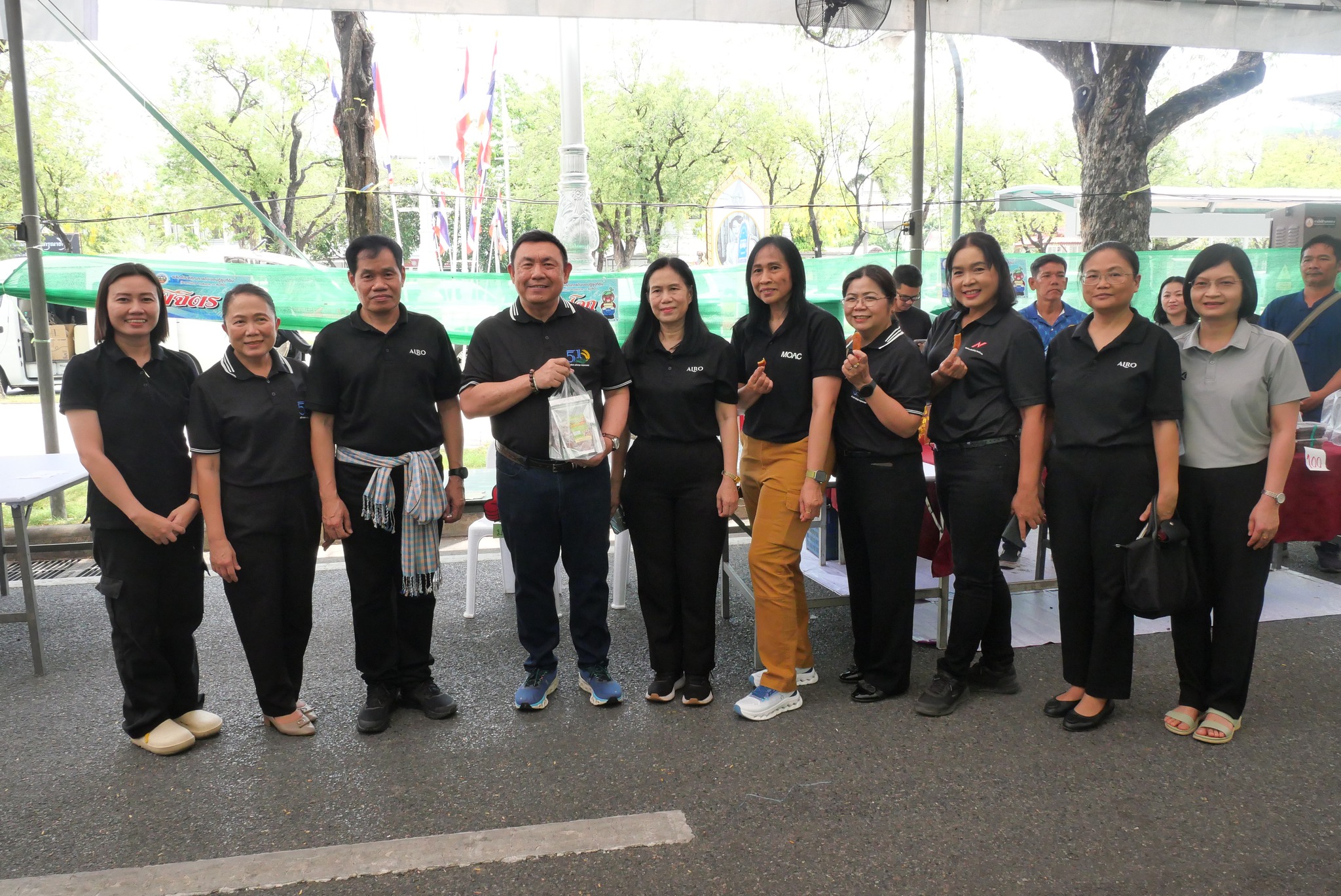 title - เลขาธิการ ส.ป.ก. เยี่ยมทักทายเกษตรกรและซื้อสินค้าในบรรยากาศวันสุดท้ายของการออกร้านขายสินค้า จากเขตปฏิรูปที่ดิน ส่งท้ายงานครบรอบ 51 ปี ส.ป.ก.